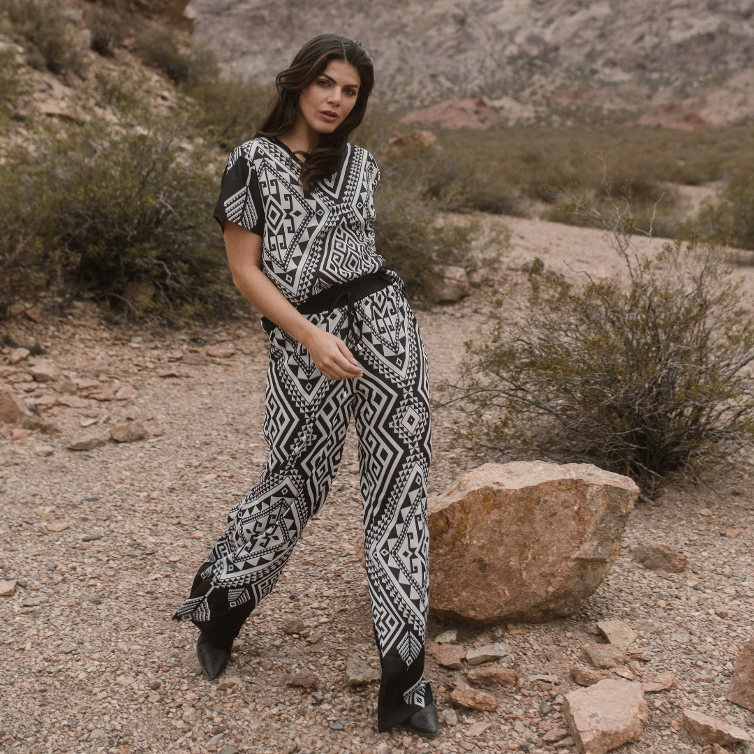 Conjunto Blusa decote "V" e calça pantalona Tribal P&B